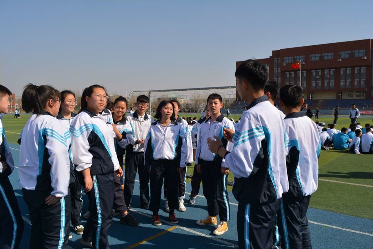 团结一心共圆一梦记高一多人多足比赛